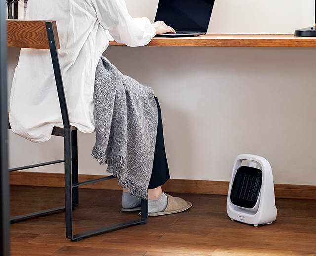 小さな空間はもちろん、テレワークにも便利、小型だけどしっかり温かいコンパクトアングルヒーター「APH-280」を新発売